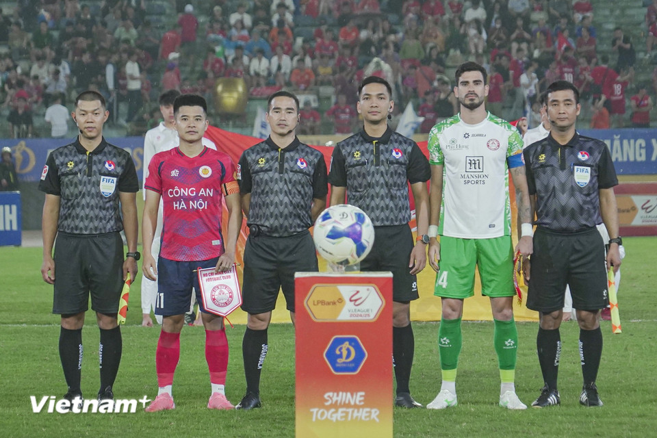 Tối 18/4, Công an Hà Nội (áo đỏ) tiếp đón Câu lạc bộ Thành phố Hồ Chí Minh ở vòng 19 V-League 2024-2025. (Ảnh: Việt Anh/Vietnam+)