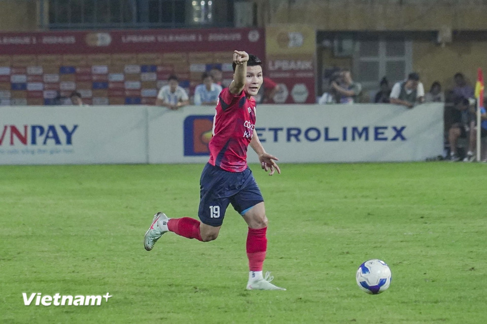 Huấn luyện viên Mano Polking buộc phải đưa Quang Hải vào sân để tìm bàn thắng. (Ảnh: Việt Anh/Vietnam+)