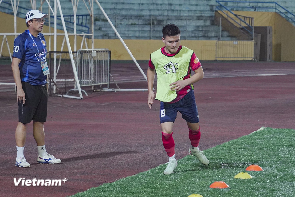 Ngôi sao Quang Hải bên phía Công an Hà Nội được huấn luyện viên Mano Polking "giấu" trên băng ghế dự bị. (Ảnh: Việt Anh/Vietnam+)