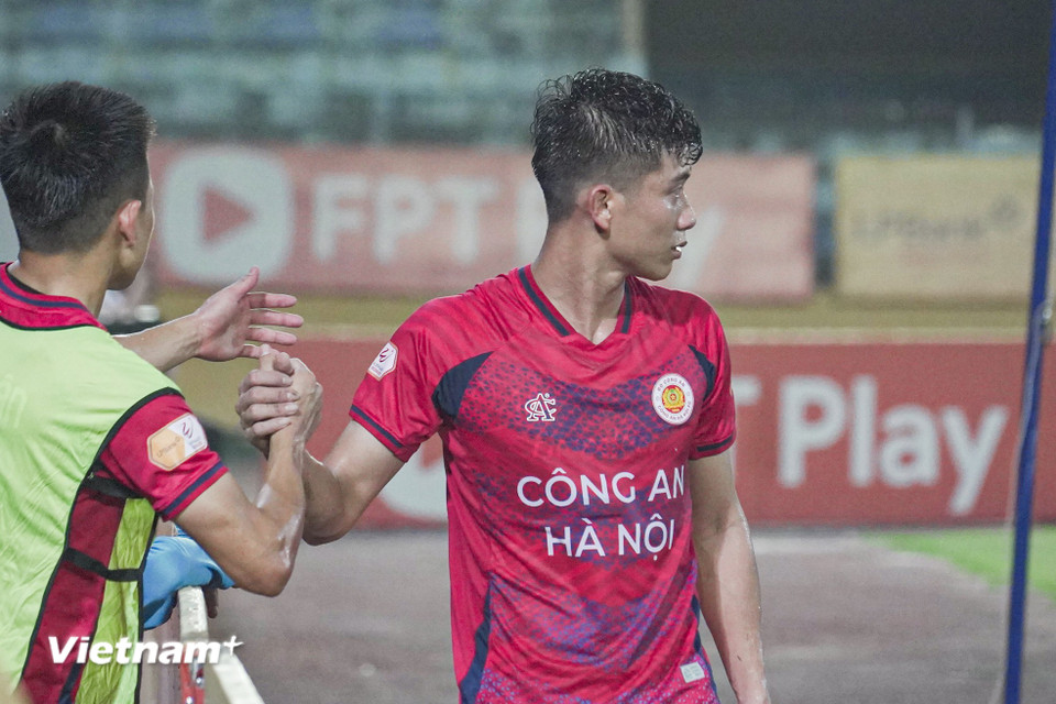 Phan Văn Đức thất vọng rời sân sau khi không thể ghi bàn cho Công an Hà Nội. (Ảnh: Việt Anh/Vietnam+)