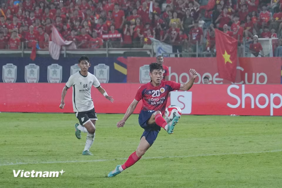 Công an Hà Nội khởi đầu tốt với hàng loạt pha "bắn phá" của các tiền đạo. (Ảnh: Việt Anh/Vietnam+)