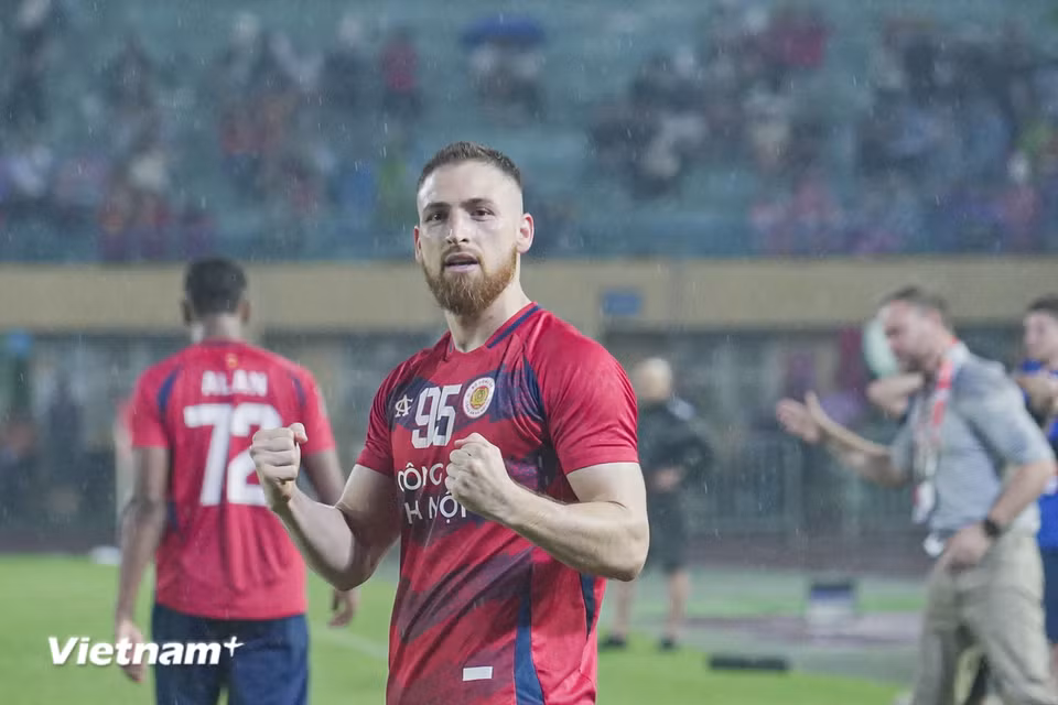 Ngay đầu hiệp 2, trung vệ Hugo Gomes ghi bàn mở tỷ số trận đấu trong một tình huống lên tham gia tấn công, quân bình tỷ số 1-1 sau hai lượt trận. (Ảnh: Việt Anh/Vietnam+)