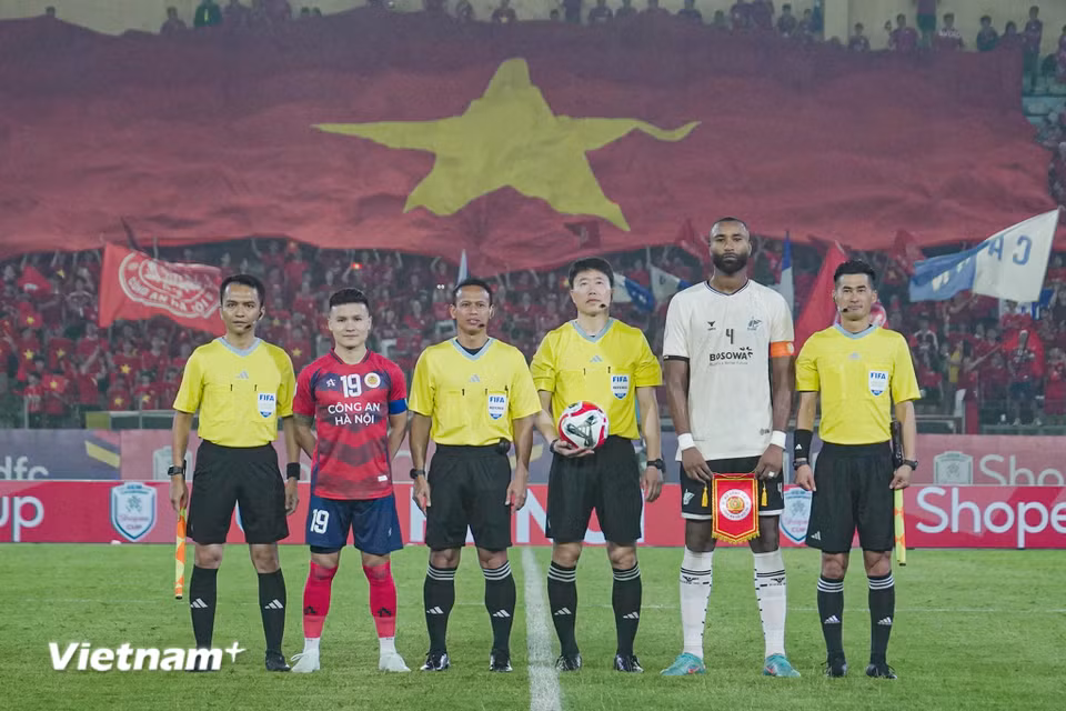 Tối 30/4, Câu lạc bộ Bóng đá Công an Hà Nội (áo đỏ) tiếp đón đội khách PSM Makassar (Indonesia) trong trận bán kết lượt về Giải Vô địch Các Câu lạc bộ Đông Nam Á - Shopee Cup 2024-2025. (Ảnh: Việt Anh/Vietnam+)