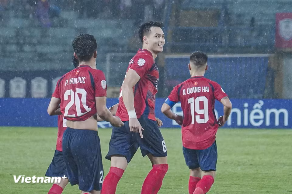 Đến phút thứ 60, trung vệ Bùi Hoàng Việt Anh (giữa) xâm nhập vòng cấm và thực hiện pha đặt lòng hiểm hóc, nâng tỷ số trận lượt về lên thành 2-0 cho Công an Hà Nội. (Ảnh: Việt Anh/Vietnam+)