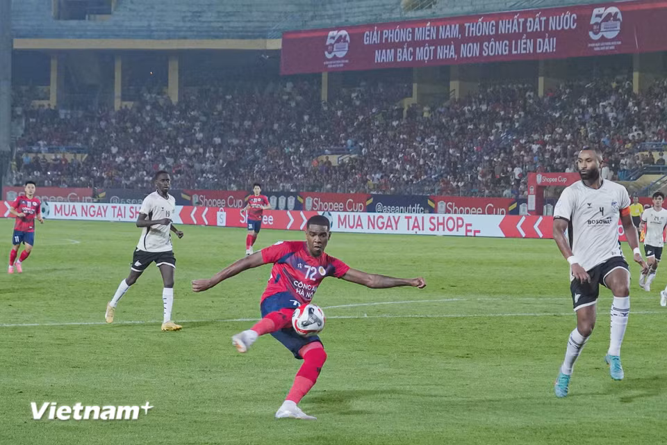 Do đã để thua 0-1 ở trận lượt đi, Công an Hà Nội nhập cuộc với quyết tâm giành chiến thắng cách biệt từ 2 bàn trở lên để giành vé vào chơi trận chung kết. (Ảnh: Việt Anh/Vietnam+)