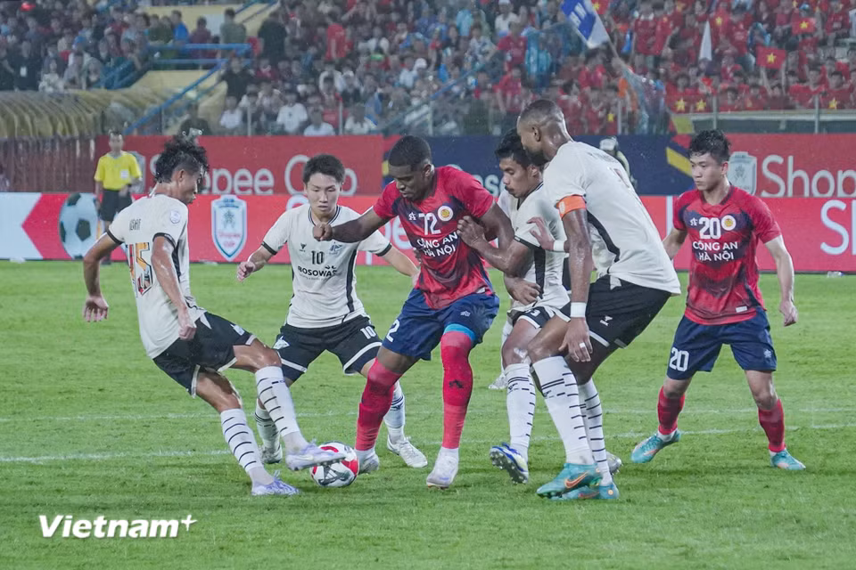 Tuy nhiên, hàng thủ chơi lùi sâu của PSM Makassar khiến các mũi tấn công bên phía Công an Hà Nội không thể ghi bàn trong hiệp 1. (Ảnh: Việt Anh/Vietnam+)