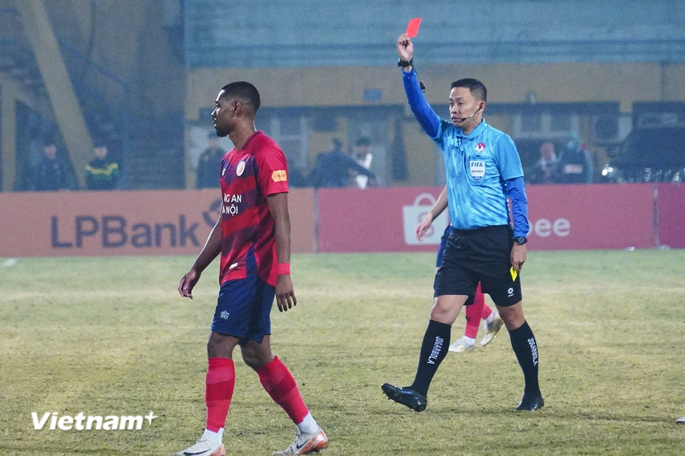 Ngay đầu hiệp 2, đội chủ nhà đã có lợi thế lớn khi tiền vệ Nguyễn Văn Bách bên phía Sông Lam Nghệ An bị truất quyền thi đấu do lỗi cao chân. (Ảnh: Việt Anh/Vietnam+)