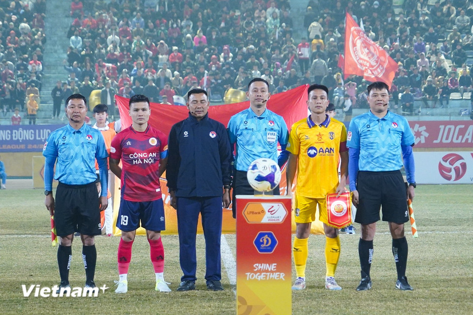 Tối 18/1, đội chủ nhà Công an Hà Nội (áo đỏ) tiếp đón Sông Lam Nghệ An trong trận đấu thuộc khuôn khổ vòng 10 V-League 2024-2025. (Ảnh: Việt Anh/Vietnam+)