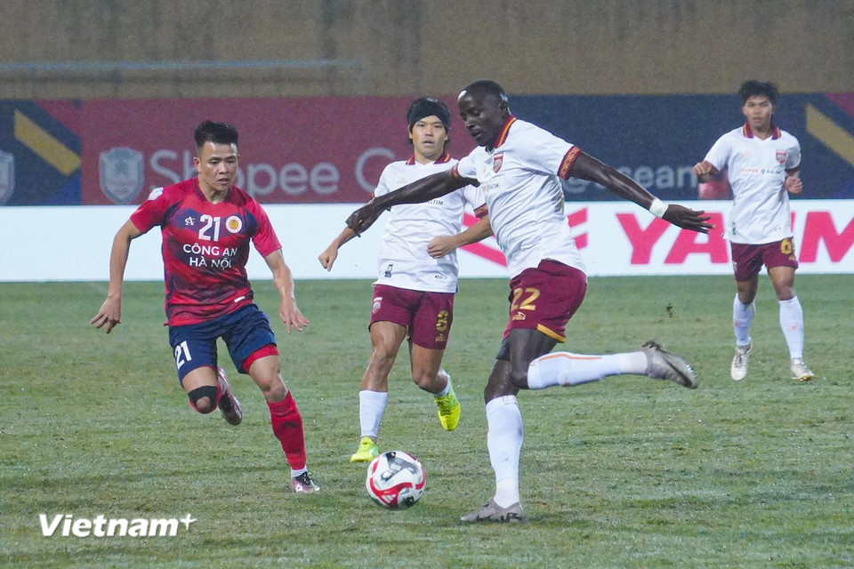 Dù phải làm khách nhưng với mục tiêu phải thắng để giành quyền đi tiếp, đội khách Borneo Samarinda chủ động dâng cao đội hình tấn công. (Ảnh: Việt Anh/Vietnam+)