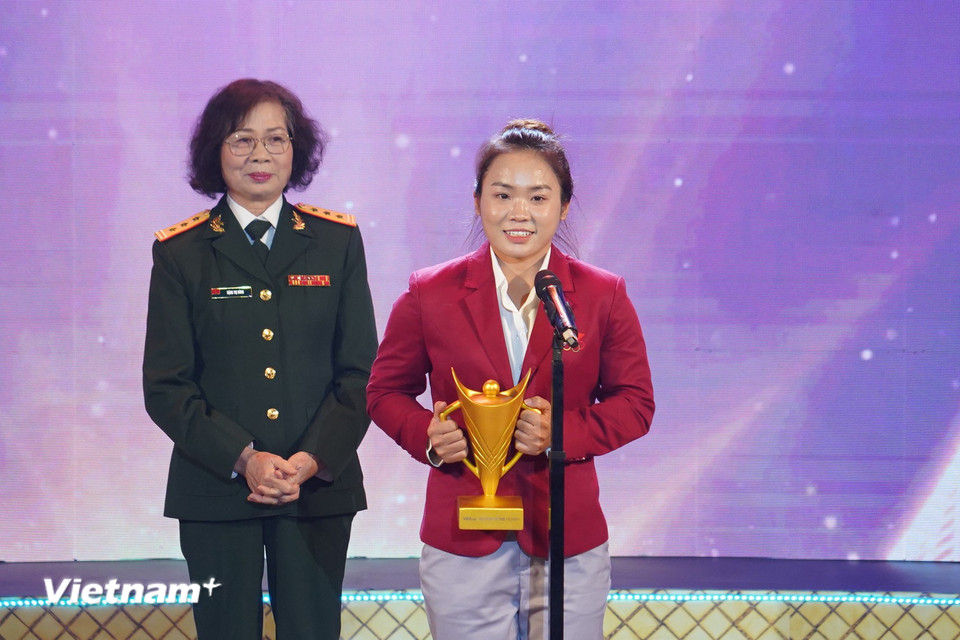 Tay chèo canoeing Nguyễn Thị Hương giành chiến thắng ở hạng mục Vận động viên trẻ của năm Cúp Chiến thắng 2024. (Ảnh: Việt Anh/Vietnam+)