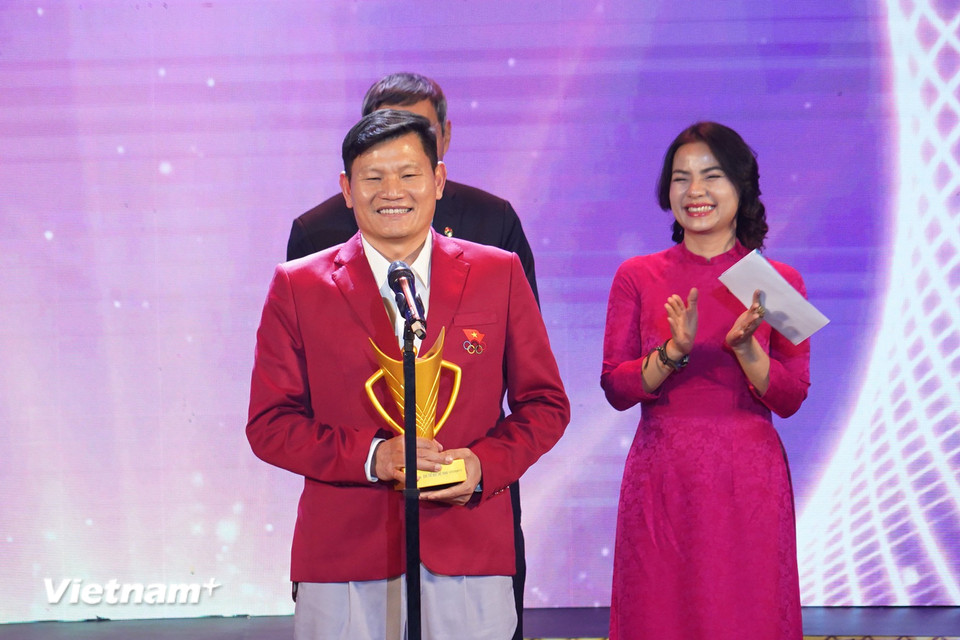 Huấn luyện viên Lưu Văn Hoàn (Đội tuyển Quốc gia Canoeing) giành giải thưởng Huấn luyện viên của năm. (Ảnh: Việt Anh/Vietnam+)