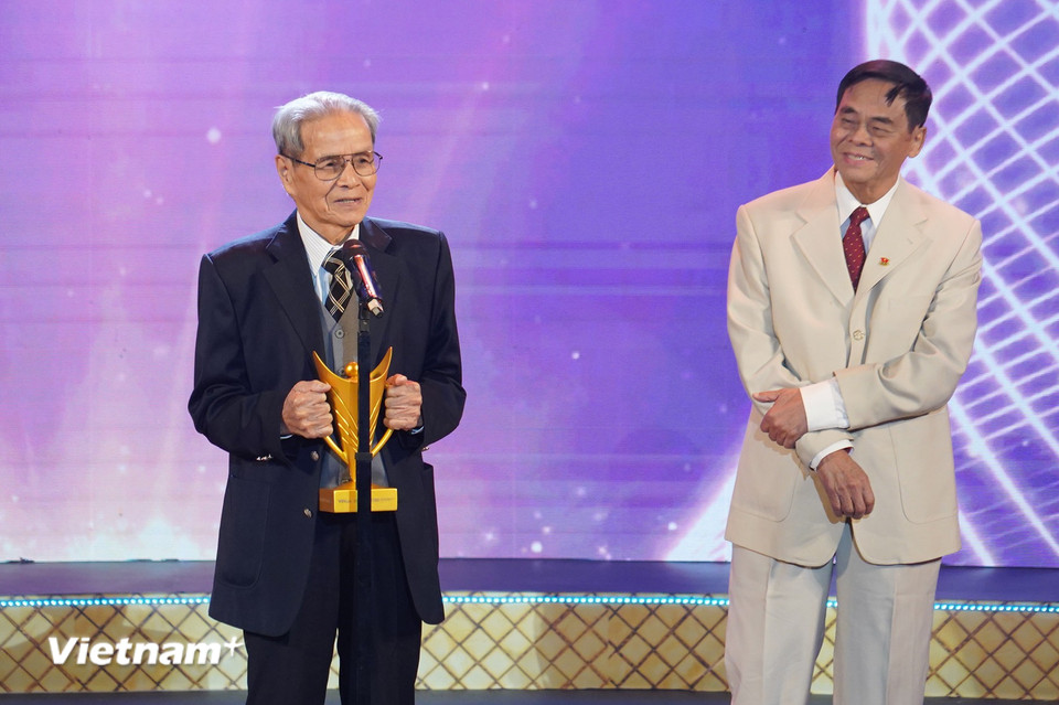 Giải Thành tựu cống hiến trọn đời vinh danh Giáo sư Lê Văn Lẫm (trái), giáo sư đầu tiên của ngành thể thao Việt Nam. (Ảnh: Việt Anh/Vietnam+)