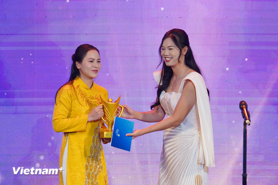 Sân khấu sáng bừng với hai "bóng hồng" của thể thao Việt Nam là xạ thủ Trịnh Thu Vinh và kình ngư Nguyễn Thị Ánh Viên. (Ảnh: Việt Anh/Vietnam+)