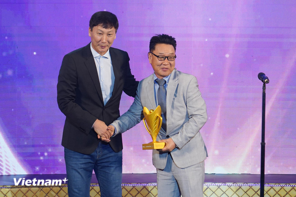 Huấn luyện viên của Đội tuyển Bắn súng Quốc gia Park Chung-gun (phải) nhận giải Chuyên gia nước ngoài xuất sắc của năm từ người đồng hương là huấn luyện viên Kim Sang-sik. (Ảnh: Việt Anh/Vietnam+)