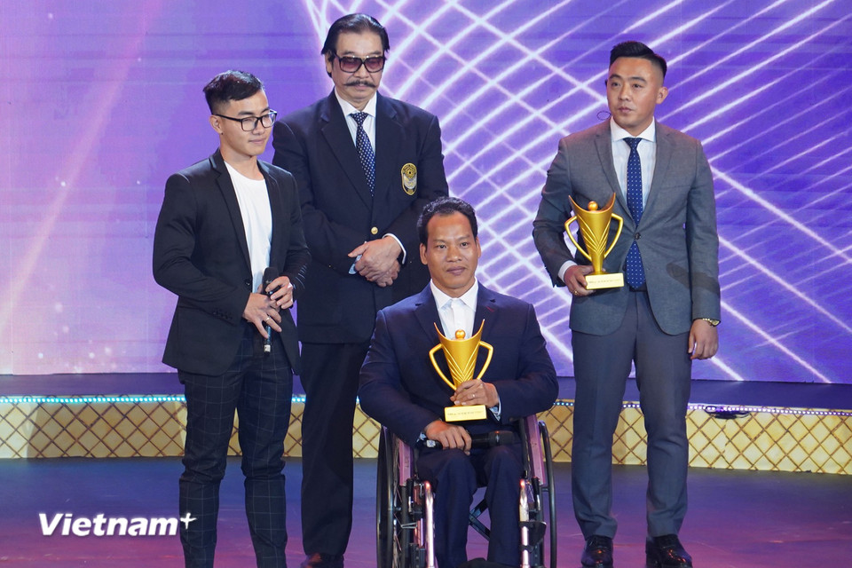 Đô cử Lê Văn Công nhận giải Vận động viên người khuyết tật xuất sắc của năm. (Ảnh: Việt Anh/Vietnam+)