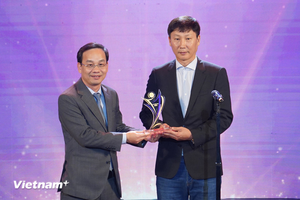 "Thuyền trưởng" của Đội tuyển Bóng đá Việt Nam cũng vinh dự nhận kỷ niệm chương từ ban tổ chức. (Ảnh: Việt Anh/Vietnam+)