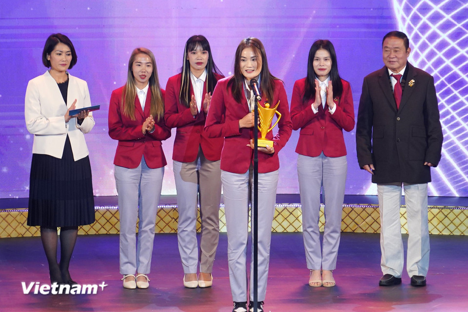 Đội tiếp sức nữ 4x400 m môn điền kinh gồm Quách Thị Lan, Nguyễn Thị Hằng, Nguyễn Thị Ngọc, Hoàng Thị Minh Hạnh nhận giải Đồng đội của năm. (Ảnh: Việt Anh/Vietnam+)