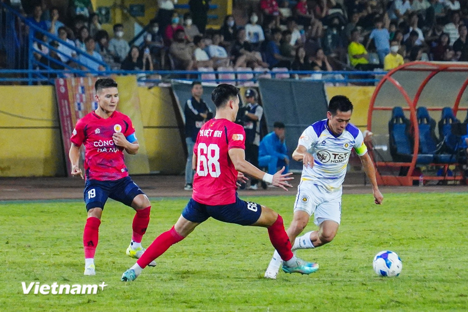 Lão tướng Văn Quyết (áo trắng) bị theo kèm sát ở trận đấu này. (Ảnh: Việt Anh/Vietnam+)