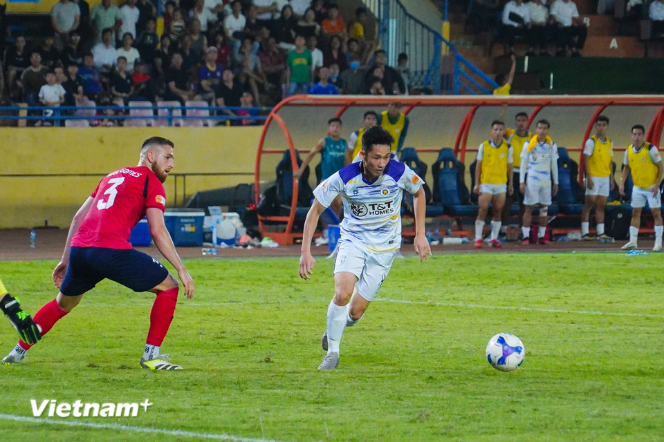 Sang hiệp hai, chân chạy cánh Hai Long (áo trắng) được đưa vào sân để "chia lửa" với Tuấn Hải. (Ảnh: Việt Anh/Vietnam+)