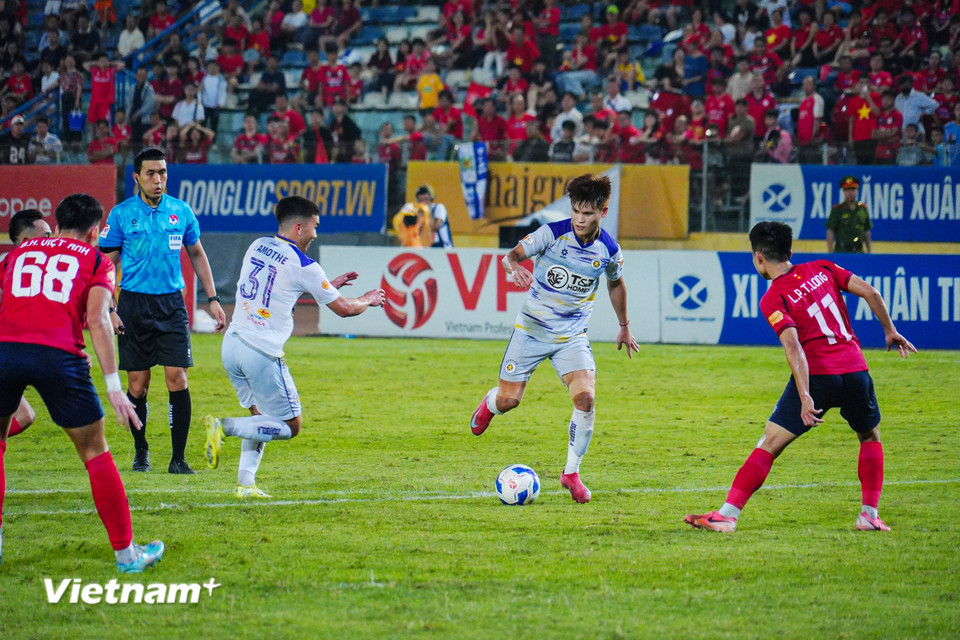 Tuấn Hải (cầm bóng) thường xuyên là điểm đến cuối cùng của các đợt tấn công bên phía Hà Nội FC. (Ảnh: Việt Anh/Vietnam+)