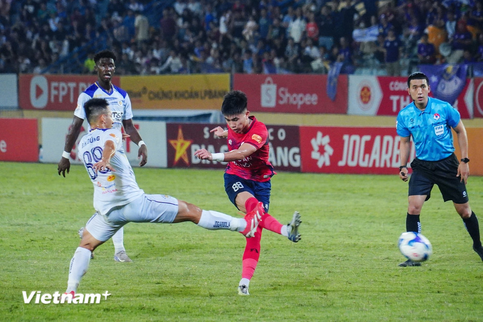 Hai đội chơi "ăn miếng trả miếng" ngay từ những phút thi đấu đầu tiên. (Ảnh: Việt Anh/Vietnam+)