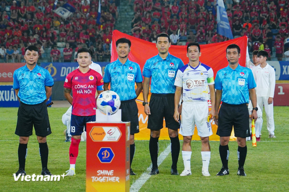 Tối 26/5, Công an Hà Nội đối đầu Hà Nội FC trong trận "Derby Thủ đô" tâm điểm ở vòng 24 V-League 2024-2025. (Ảnh: Việt Anh/Vietnam+)