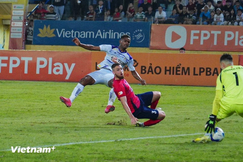 Đến phút 87, Daniel Passira nhân đôi cách biệt cho Hà Nội FC từ đường kiến tạo của Tuấn Hải. (Ảnh: Việt Anh/Vietnam+)