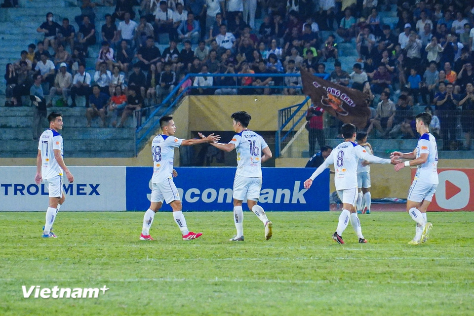 Phút 45+1, tiền đạo Tuấn Hải ghi bàn mở tỷ số cho Hà Nội FC. (Ảnh: Việt Anh/Vietnam+)