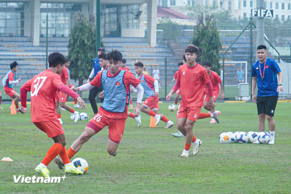 Các tuyển thủ đang phấn đấu hướng tới mục tiêu vượt qua vòng bảng, tiến sâu vào giải đấu và giành vé tham dự Vòng Chung kết FIFA U17 World Cup 2025. (Ảnh: Việt Anh/Vietnam+)