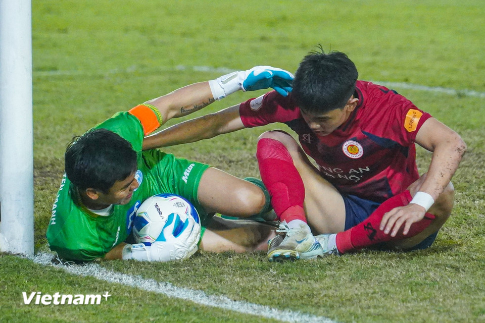 Chung cuộc, Công an Hà Nội để Nam Định cầm hòa với tỷ số 1-1 trên sân nhà Hàng Đẫy và vẫn kém chính đối thủ đến 9 điểm trên bảng xếp hạng sau vòng đấu này. (Ảnh: Việt Anh/Vietnam+)