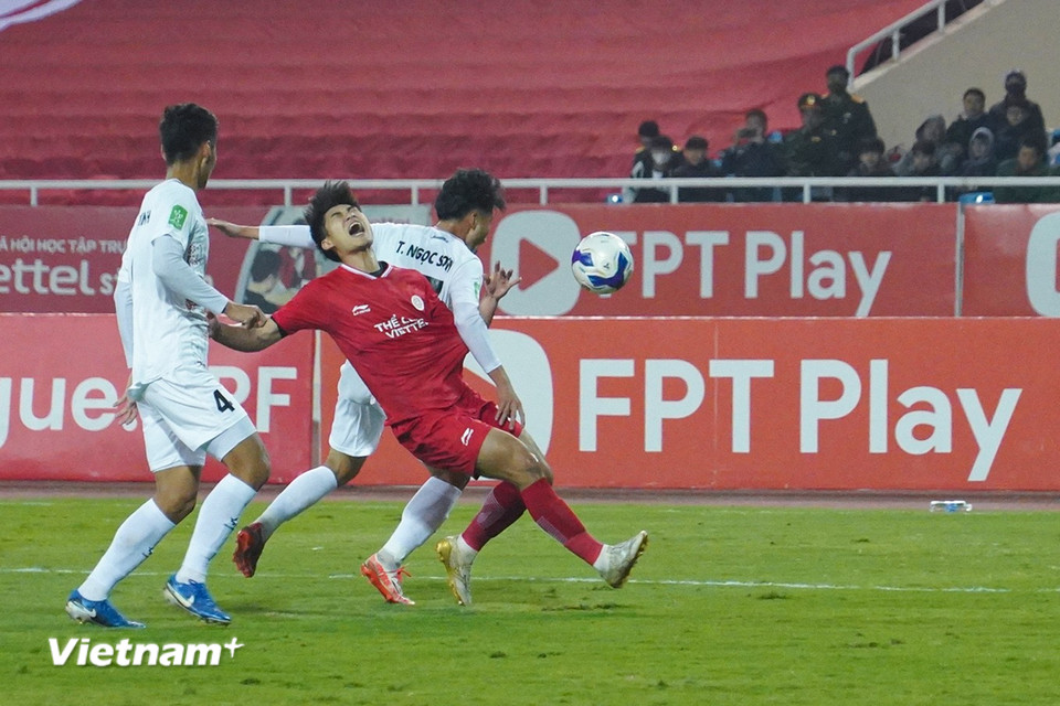 Là cầu thủ thi đấu cao nhất bên phía Thể Công, tiền đạo Nhâm Mạnh Dũng (áo đỏ) luôn bị các hậu vệ đội khách "chăm sóc" rất kỹ. (Ảnh: Việt Anh/Vietnam+)