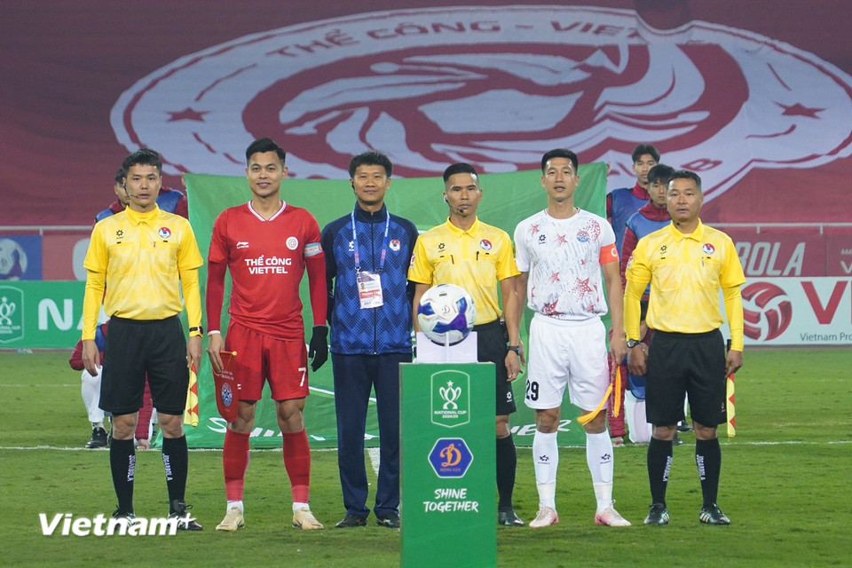 Tối 11/1, Câu lạc bộ Thể Công-Viettel (áo đỏ) tiếp đón đối thủ ở Giải hạng Nhất là PVF-CAND trong trận đấu thuộc khuôn khổ Cúp Quốc gia 2024-2025. (Ảnh: Việt Anh/Vietnam+)