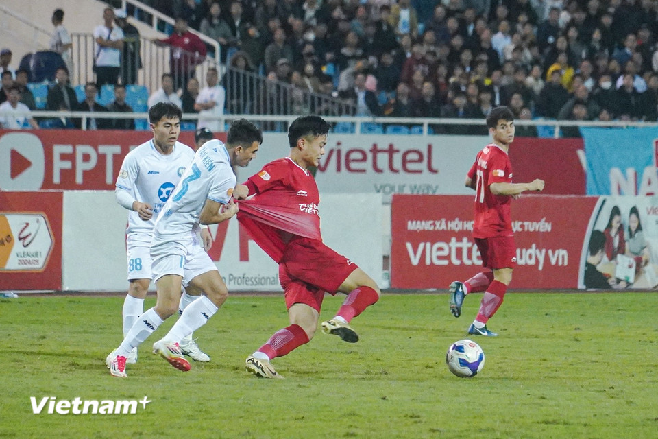Màn so tài giữa hai đội bóng dẫn đầu cuộc đua vô địch diễn ra "nóng bỏng" ngay từ những phút đầu. (Ảnh: Việt Anh/Vietnam+)