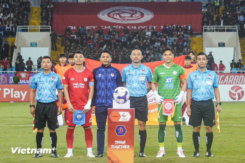 Tối 28/2, câu lạc bộ đang xếp thứ 2 trên bảng xếp hạng V-League là Thể Công-Viettel (áo đỏ) tiếp đón đội đầu bảng Thép Xanh Nam Định trên sân nhà Mỹ Đình. (Ảnh: Việt Anh/Vietnam+)