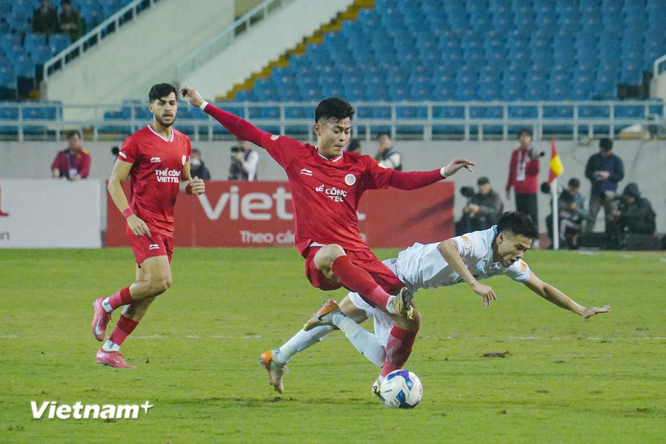 Tiền vệ Đức Chiến của Thể Công-Viettel có mặt ở mọi "điểm nóng" trên sân. (Ảnh: Việt Anh/Vietnam+)
