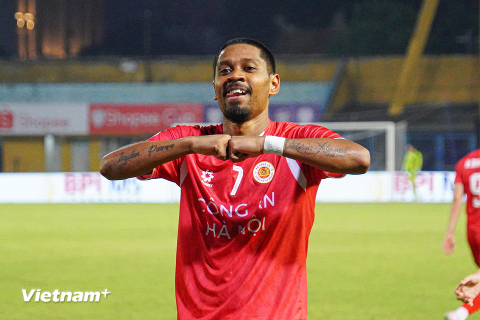 Đúng phút thi đấu chính thức cuối cùng, Pendant Quang Vinh ghi bàn giúp Công an Hà Nội có chiến thắng đầu tiên ở đấu trường Shopee Cup 2025/26. (Ảnh: Việt Anh/Vietnam+)