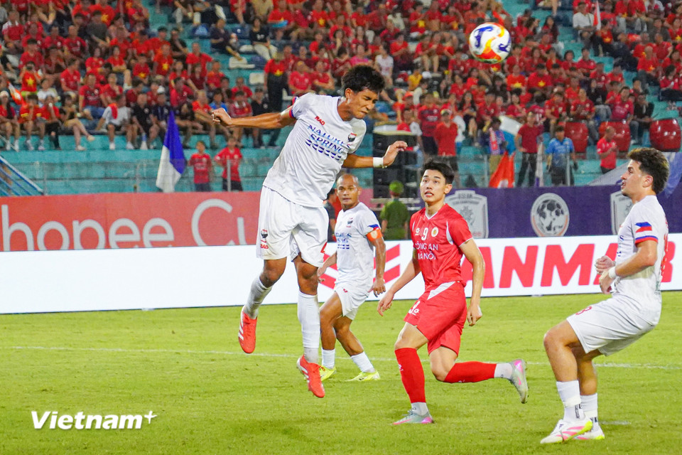 Hàng thủ của đội khách duy trì sự tập trung để hóa giải những pha treo bóng bổng. (Ảnh: Việt Anh/Vietnam+)
