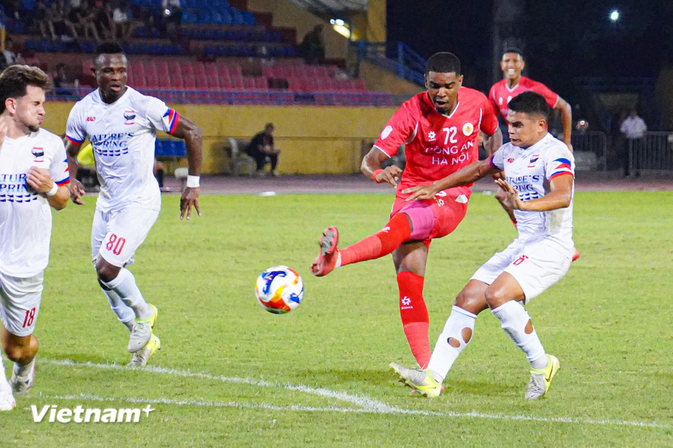 Chân sút chủ lực Alan của Công an Hà Nội bị kèm chặt. (Ảnh: Việt Anh/Vietnam+)