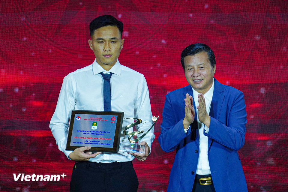 Danh hiệu Vua phá lưới Giải hạng Nhất Quốc gia thuộc về tiền đạo Lưu Tự Nhân của CLB Trường Tươi Bình Phước. (Ảnh: Việt Anh/Vietnam+)