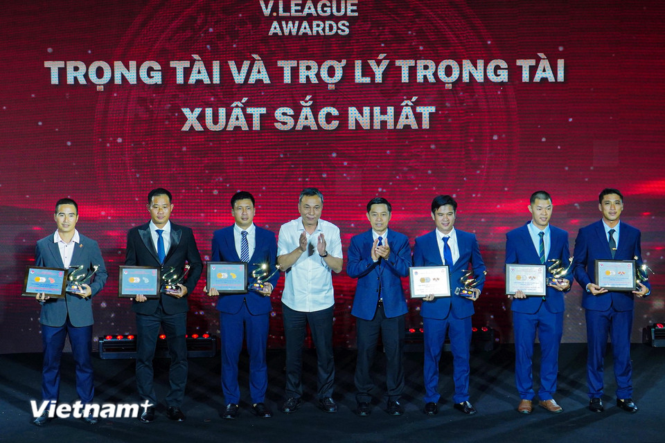 Giải thưởng Trọng tài và trợ lý trọng tài xuất sắc nhất V-League: trọng tài Hoàng Ngọc Hà giành giải Vàng, trọng tài Trần Đình Thịnh giải Bạc và trọng tài Mai Xuân Hùng giải Đồng. (Ảnh: Việt Anh/Vietnam+)