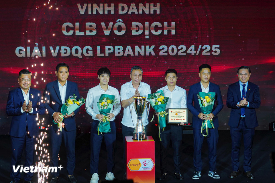 Chiều 1/7, Lễ trao giải V-League Awards 2025 được tổ chức tại Hà Nội, vinh danh những cá nhân và tập thể xuất sắc ở các giải bóng đá chuyên nghiệp Việt Nam mùa giải vừa qua. (Ảnh: Việt Anh/Vietnam+)