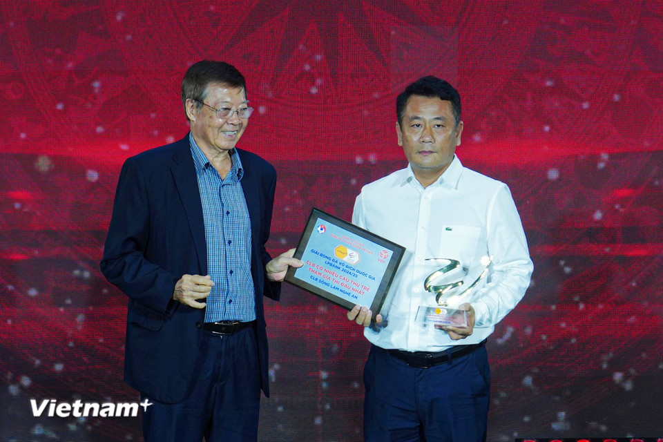 CLB Sông Lam Nghệ An được vinh danh ở hạng mục Câu lạc bộ có nhiều cầu thủ trẻ tham gia thi đấu nhất. (Ảnh: Việt Anh/Vietnam+)