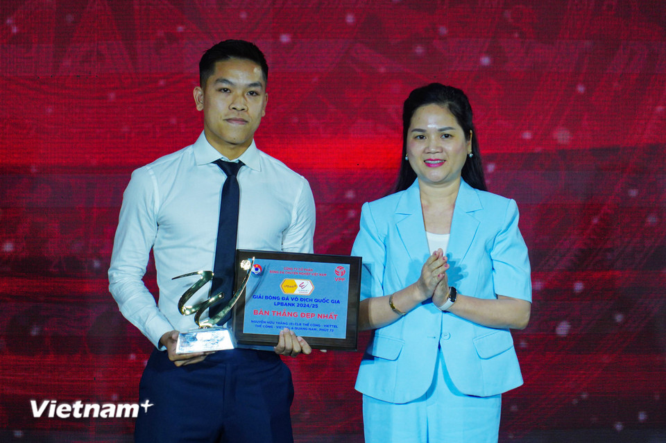 Siêu phẩm sút xa của Nguyễn Hữu Thắng (Thể Công-Viettel) được vinh danh ở hạng mục Bàn thắng đẹp nhất V-League 2024-2025. (Ảnh: Việt Anh/Vietnam+)