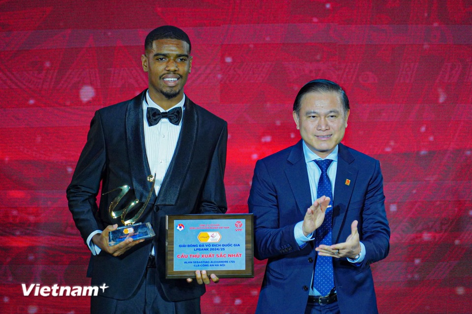 Tiền đạo chủ lực của Câu lạc bộ Công an Hà Nội là Alan Sebastiao (trái) "bội thu" giải thưởng với 3 lần được vinh danh ở các hạng mục: Cầu thủ xuất sắc nhất giải, Vua phá lưới giải đấu và góp mặt trong đội hình tiêu biểu của V-League 2024-2025. (Ảnh: Việt Anh/Vietnam+)