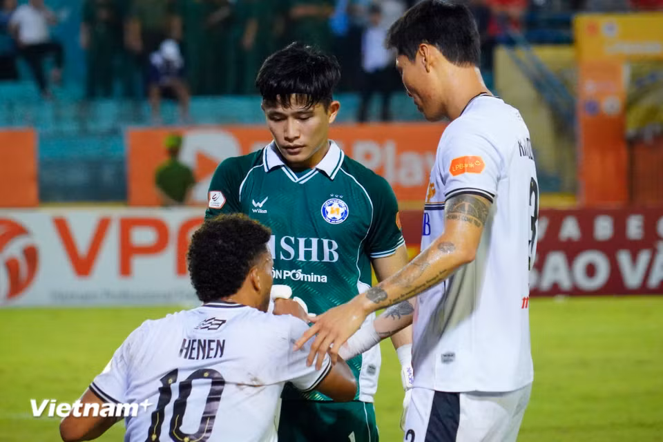 Phan Văn Biểu (áo xanh) được đưa vào sân để khỏa lấp vị trí mà Bùi Tiến Dũng để lại. (Ảnh: Việt Anh/Vietnam+)