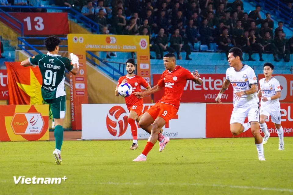 Đội khách SHB Đà Nẵng chịu tổn thất chỉ sau hơn 15 phút bóng lăn, khi thủ thành Bùi Tiến Dũng (áo xanh) gặp chấn thương sau pha va chạm với tiền đạo Lucao bên phía Thể Công. (Ảnh: Việt Anh/Vietnam+)