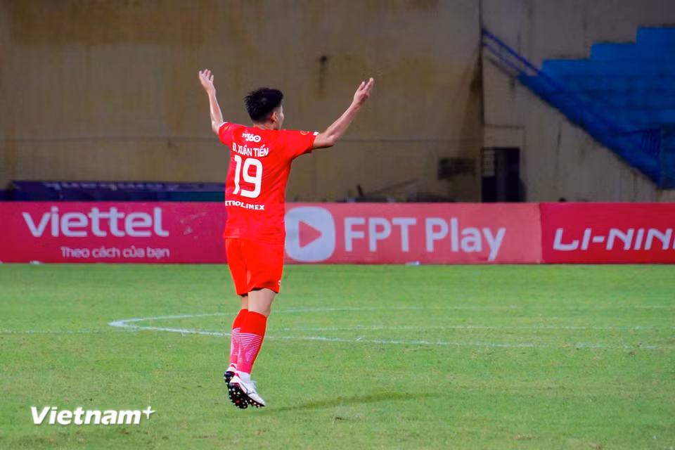 Những nỗ lực hãm thành của Thể Công được cụ thể hóa thành bàn gỡ 1-1 với pha dứt điểm của Đinh Xuân Tiến ở phút thứ 69. (Ảnh: Việt Anh/Vietnam+)