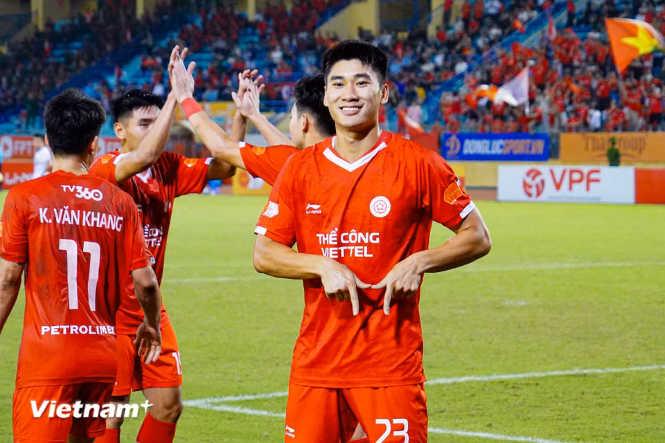 Hơn 10 phút sau, đến lượt tiền đạo vào sân thay người là Nhâm Mạnh Dũng lập công, nâng tỷ số lên 2-1 cho Thể Công-Viettel. (Ảnh: Việt Anh/Vietnam+)