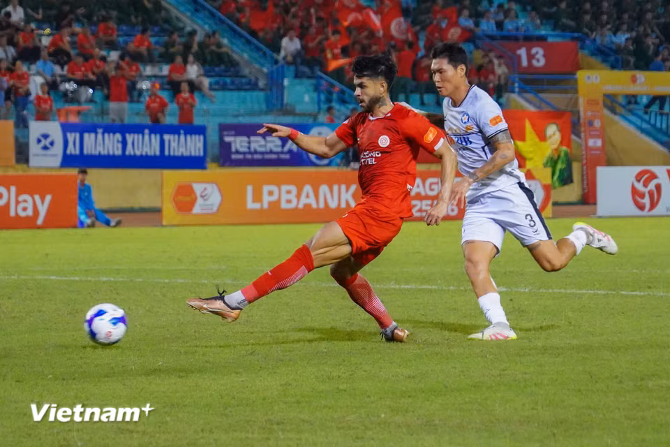 Thể Công đẩy cao đội hình tấn công nhưng chưa thể có bàn thắng sau 45 phút thi đấu đầu tiên. (Ảnh: Việt Anh/Vietnam+)