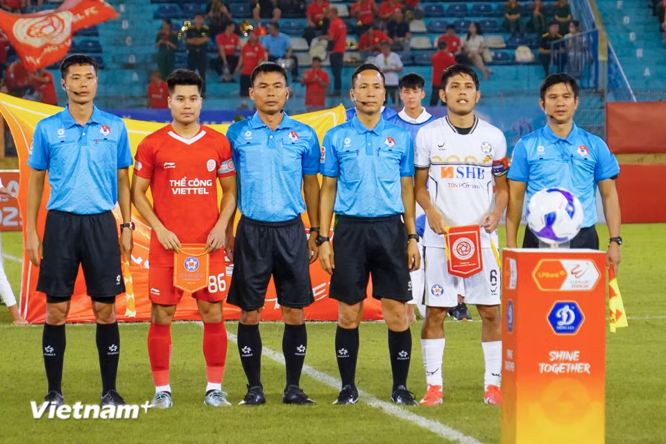 Được đánh giá cao hơn và có lợi thế sân nhà, Thể Công (áo đỏ) được kỳ vọng sẽ giành trọn 3 điểm để tiếp tục "hâm nóng" cuộc đua vô địch. (Ảnh: Việt Anh/Vietnam+)